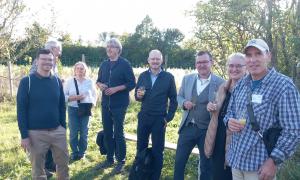 Kleiner Umtrunk mit spannendem Austausch.  Mit dabei Timo Bauer, Monika Schnitzer und Pfaffer Fabian Kliesch.